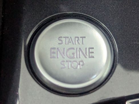 Used 2021 Volkswagen Tiguan SE w/ Panoramic Sunroof Package image 27