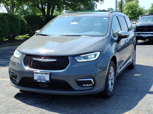 Used 2023 Chrysler Pacifica Limited FWD image 3