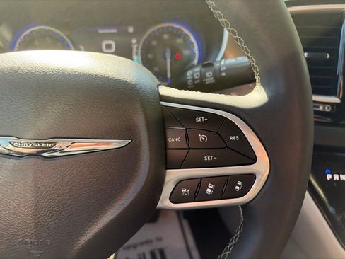Used 2024 Chrysler Pacifica Touring-L FWD image 16