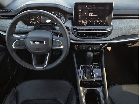 Used 2024 Jeep Compass Latitude image 10