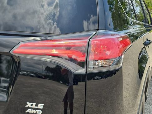 Used 2018 Toyota RAV4 XLE AWD/4WD image 8