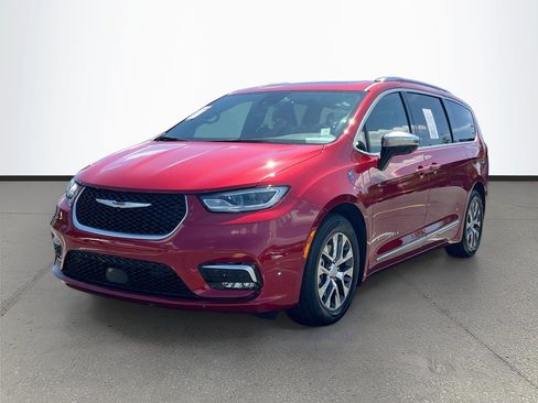 Used 2025 Chrysler Pacifica Pinnacle FWD image 3