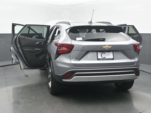 Used 2025 Chevrolet Trax LT w/ LT Convenience Package FWD image 54