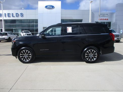 Used 2025 Ford Expedition Platinum image 3