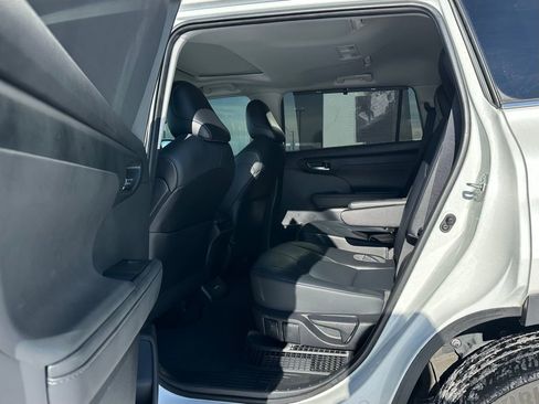 Used 2021 Toyota Highlander XLE image 21