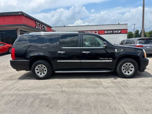 Used 2011 Cadillac Escalade ESV Luxury AWD/4WD image 2