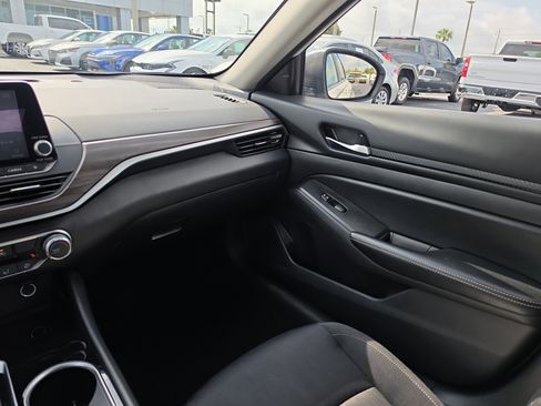 Used 2024 Nissan Altima 2.5 SV FWD image 10