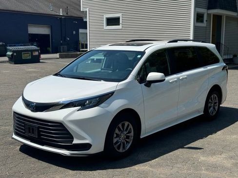 Used 2025 Toyota Sienna LE w/ LE Plus Package FWD image 1