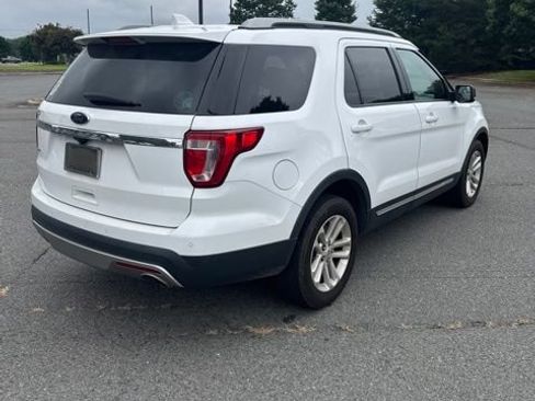 Used 2017 Ford Explorer XLT FWD image 5