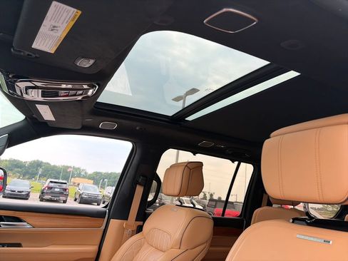 Used 2023 Jeep Grand Wagoneer Series III AWD/4WD image 18