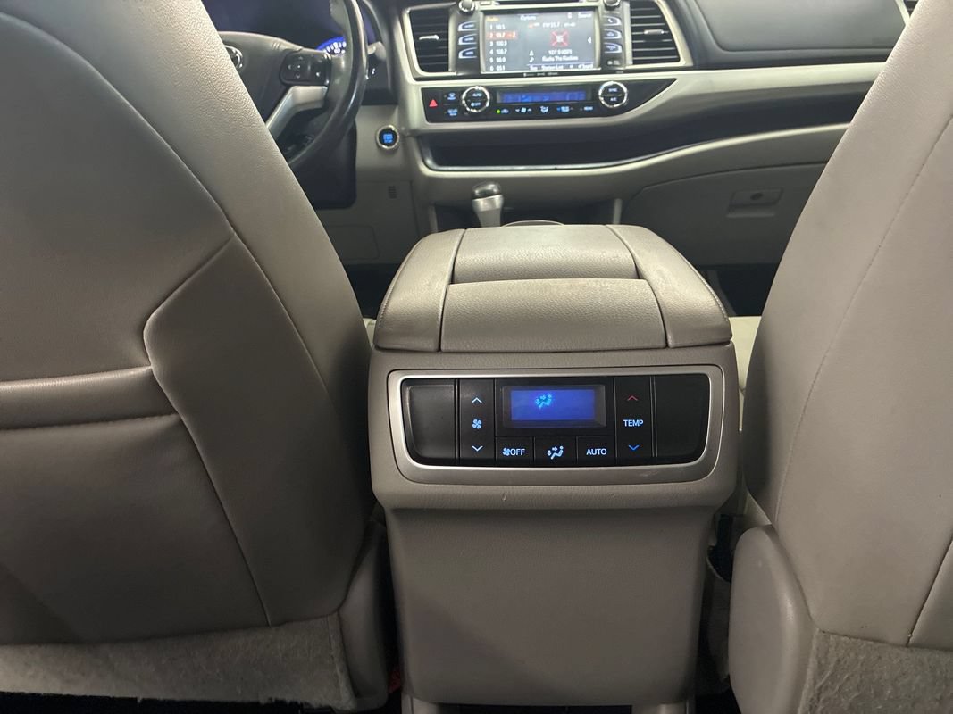 Used 2016 Toyota Highlander XLE AWD/4WD image 18