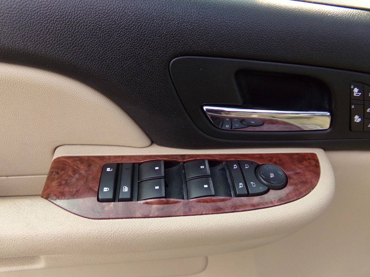 Used 2007 Chevrolet Suburban LTZ w/ LTZ Preferred Equipment Group AWD/4WD image 17