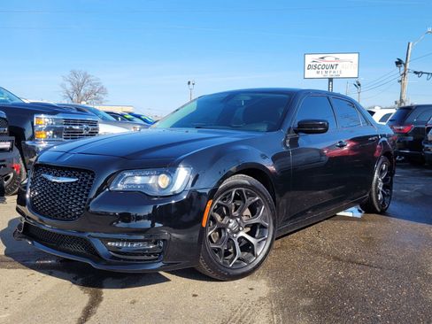 Used 2019 Chrysler 300 Touring w/ Sport Appearance Package RWD image 7