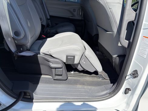 Used 2023 Toyota Sienna Limited image 14