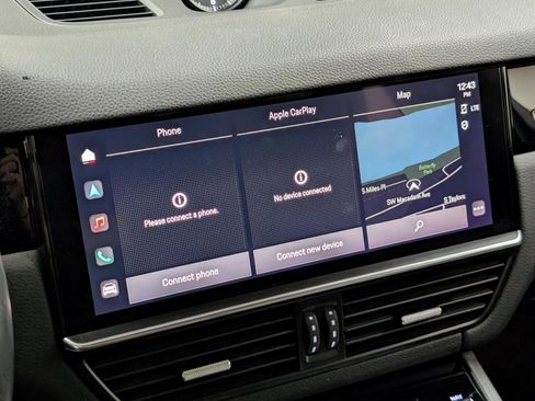 Used 2022 Porsche Cayenne Platinum Edition w/ Premium Package image 36