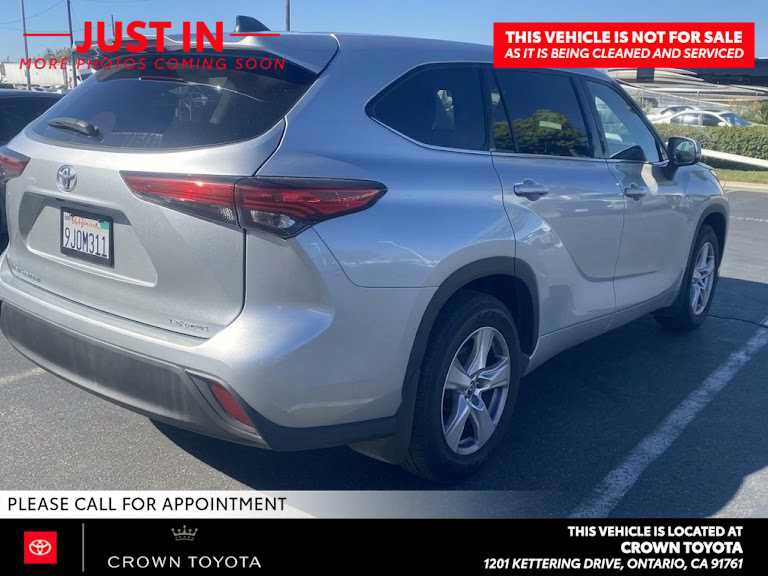 Used 2022 Toyota Highlander LE AWD/4WD image 2