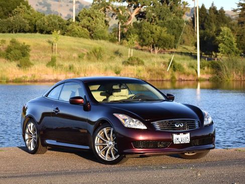 Used 2010 INFINITI G37 Convertible w/ Premium Pkg RWD image 2
