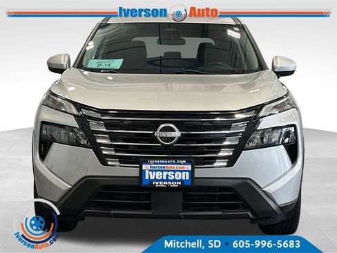 Used 2024 Nissan Rogue SV AWD/4WD image 3
