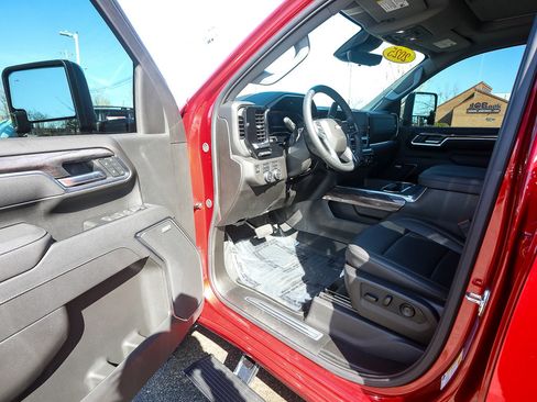 Used 2025 Chevrolet Silverado 2500 LTZ w/ LTZ Premium Package image 11