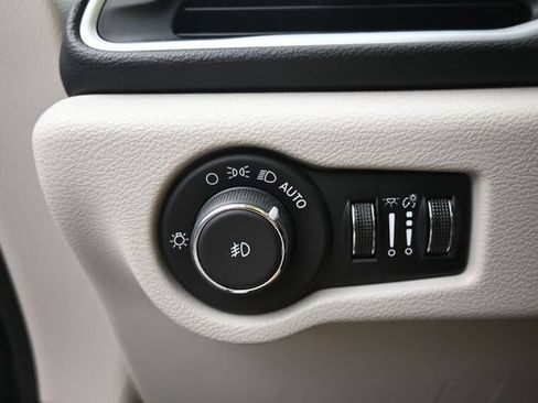 Used 2024 Chrysler Pacifica Touring-L FWD image 16