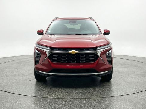 Used 2025 Chevrolet Trax LT FWD image 2