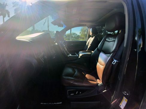 Used 2019 Cadillac Escalade ESV Luxury image 18