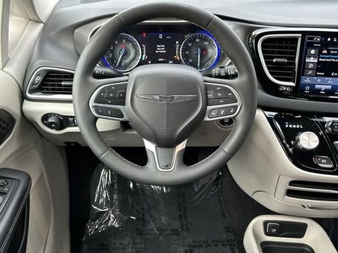 Certified 2024 Chrysler Pacifica Touring-L FWD image 16