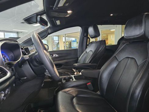 Used 2025 Chrysler Pacifica Select image 22