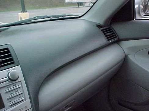 Used 2010 Toyota Camry LE FWD image 18