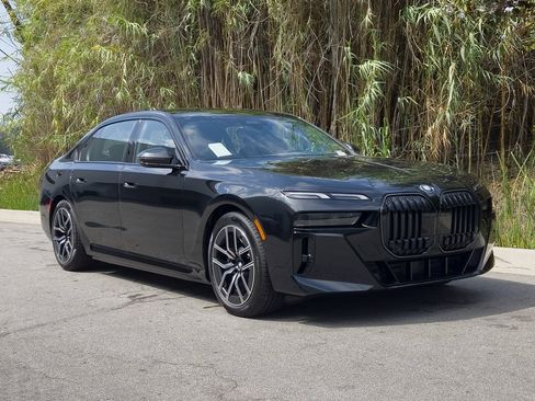 New 2026 BMW 750e xDrive w/ Premium Package image 2