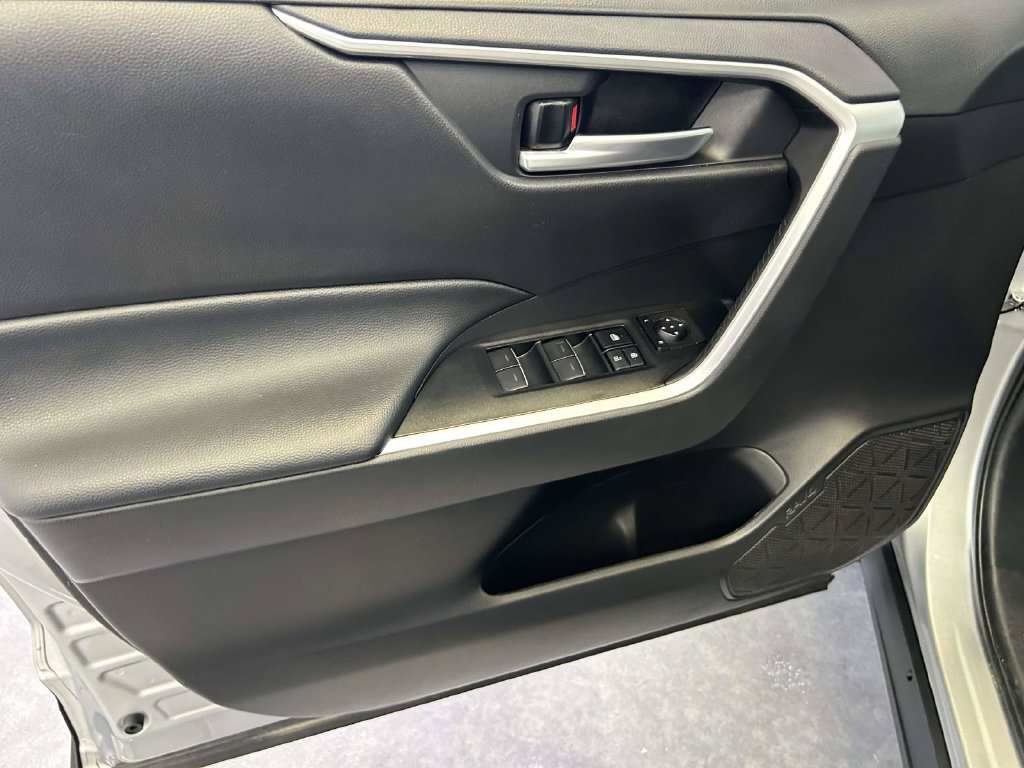 Used 2025 Toyota RAV4 XLE AWD/4WD image 16
