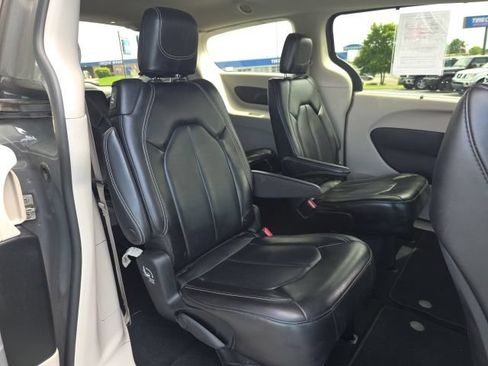 Used 2023 Chrysler Pacifica Touring-L FWD image 46