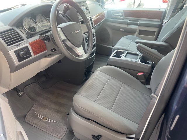Used 2009 Chrysler Town & Country Touring w/ Family Value Group FWD image 5