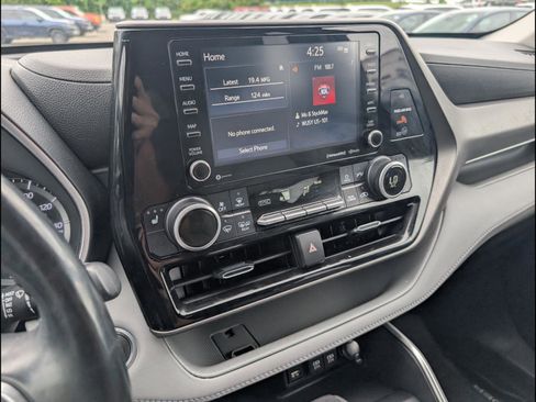 Used 2021 Toyota Highlander XLE AWD/4WD image 19