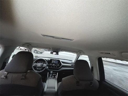 Used 2022 Toyota Highlander LE image 18
