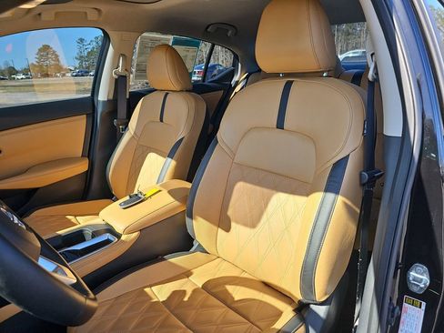 Used 2024 Nissan Sentra SV w/ SV Premium Package image 19