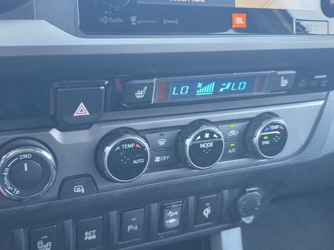 Used 2017 Toyota Tacoma TRD Off-Road AWD/4WD image 29