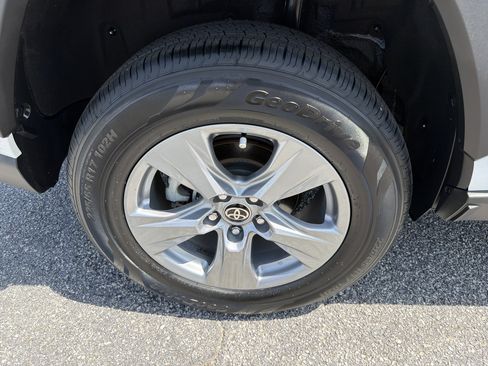 Certified 2022 Toyota RAV4 XLE FWD image 27