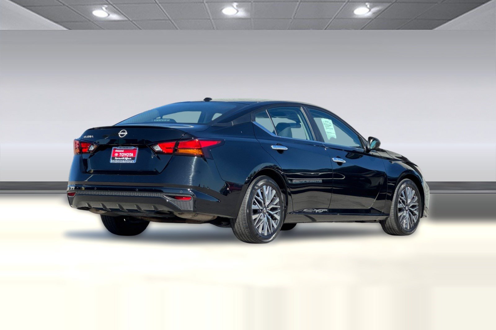 Used 2025 Nissan Altima 2.5 SV FWD image 9