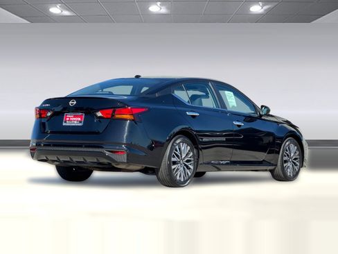 Used 2025 Nissan Altima 2.5 SV FWD image 9