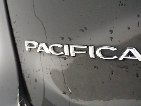 Certified 2018 Chrysler Pacifica Limited image 13