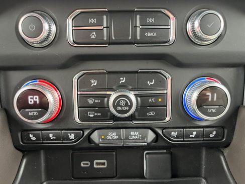 Used 2023 GMC Yukon XL SLT image 16