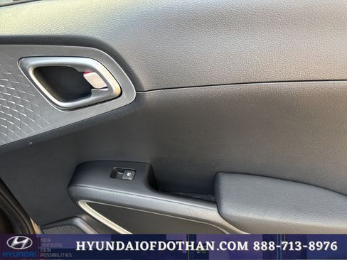 Used 2025 Kia Soul LX w/ LX Technology Package FWD image 15