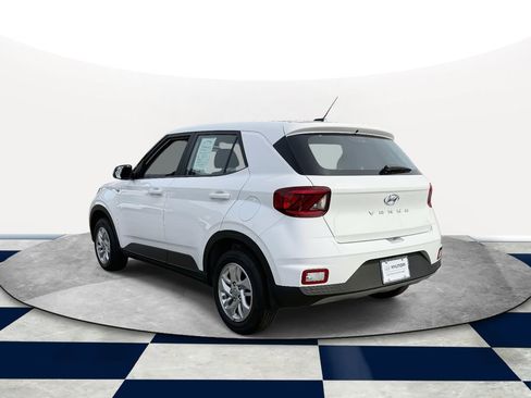 Certified 2025 Hyundai Venue SE image 4