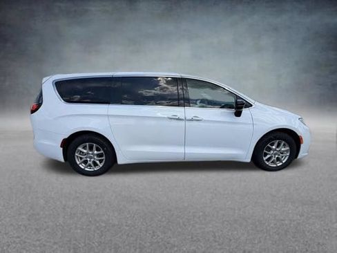 Used 2024 Chrysler Pacifica Touring-L FWD image 14
