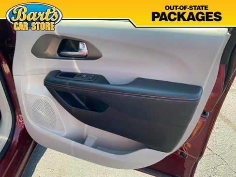 Used 2022 Chrysler Pacifica Touring-L FWD image 13