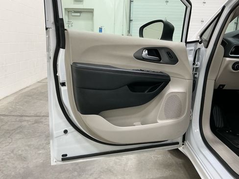 Used 2023 Chrysler Pacifica Touring-L FWD image 15