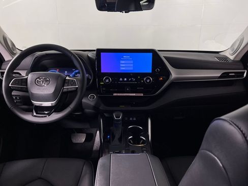 Certified 2026 Toyota Highlander Platinum AWD/4WD image 14