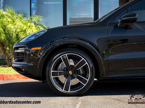Used 2023 Porsche Cayenne Turbo AWD/4WD image 32