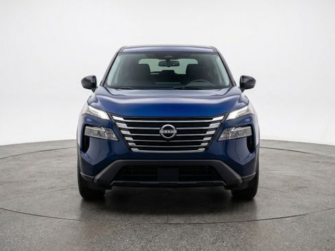 Used 2025 Nissan Rogue SV image 2